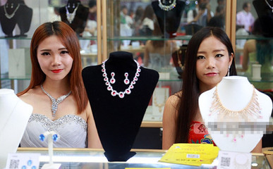 梧州珠宝展 璀璨盛会交易忙，四方客商聚一堂